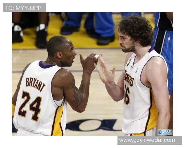 科比与足球明星的传奇对话：跨界碰撞的运动精神与友谊之旅